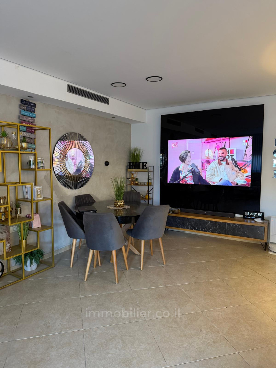 Apartamento 5 cômodos Ascalão Barnea 529-IBL-87