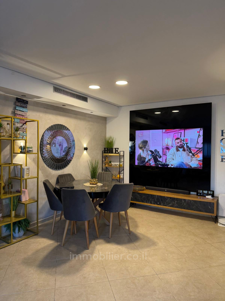 Apartamento 5 cômodos Ascalão Barnea 529-IBL-87