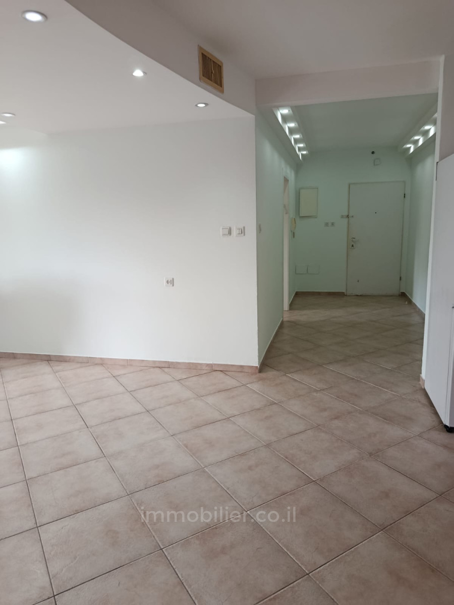 Apartamento 5 cômodos Ascalão Barnea 529-IBL-95