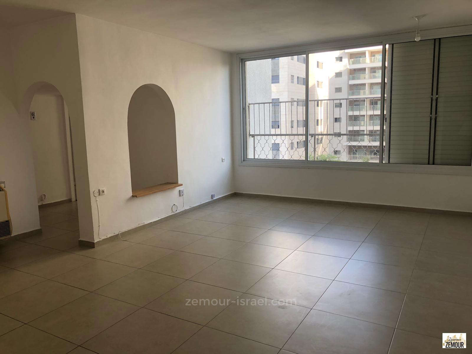Apartamento 4 cômodos Raanana Perto de Yad Labanim 60-IBL-1241