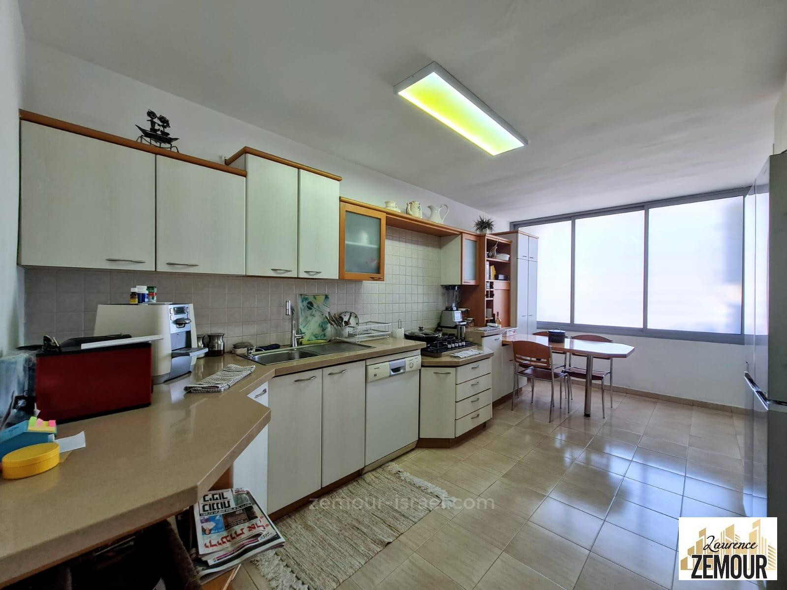 Apartamento 5 cômodos Raanana Perto do centro 60-IBL-1250