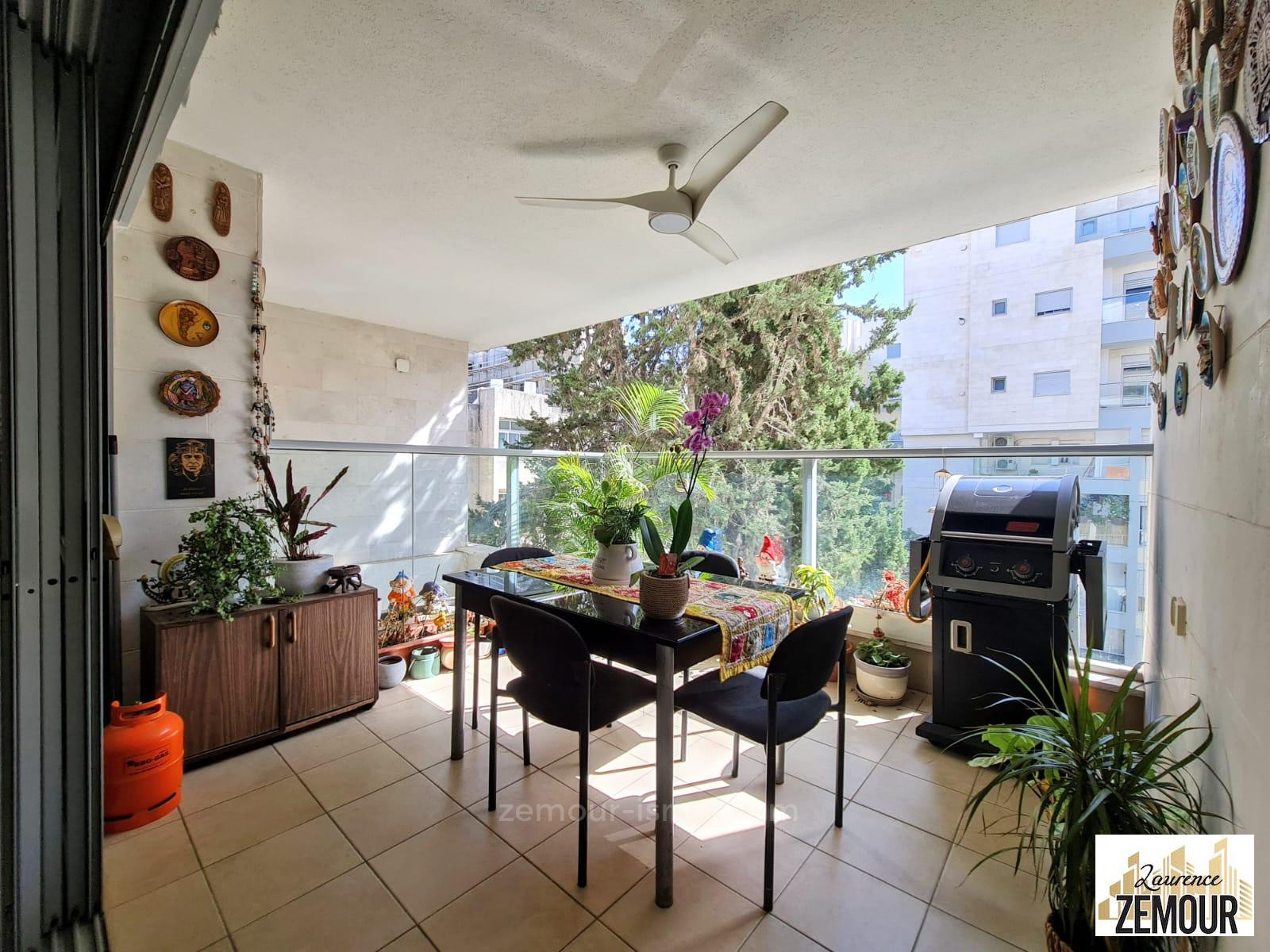 Apartamento 5 cômodos Raanana Perto do centro 60-IBL-1250