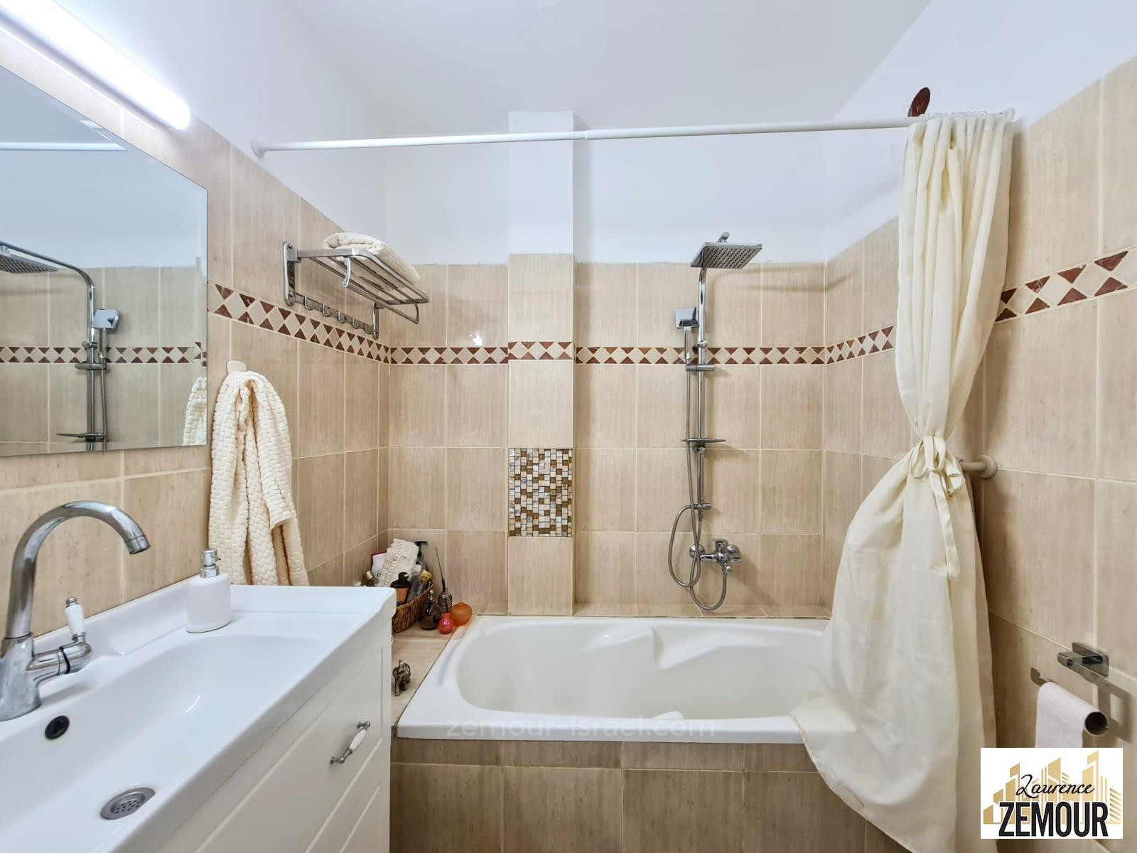 Apartamento 5 cômodos Raanana Perto do centro 60-IBL-1250