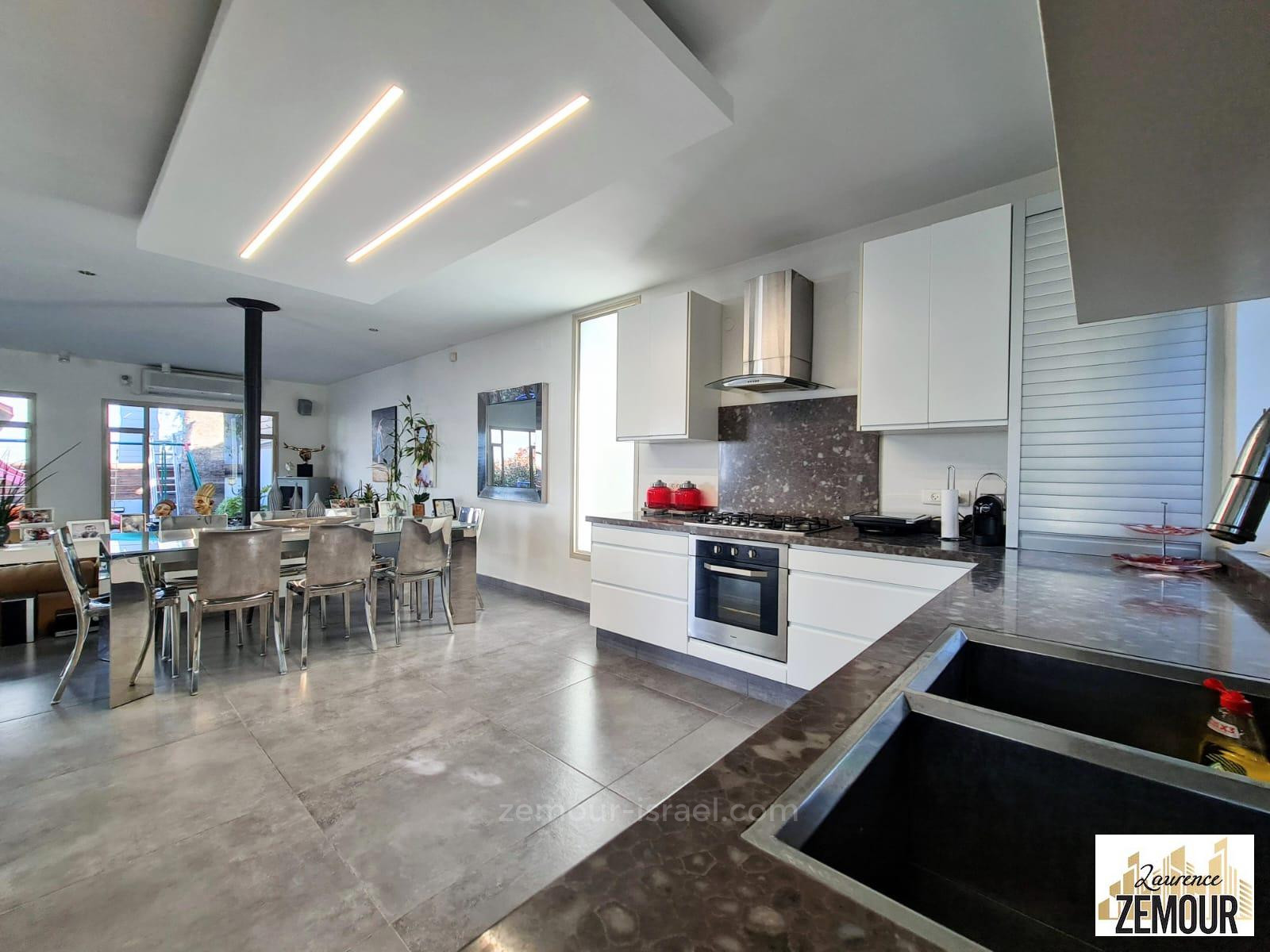 Casa de campo 7.5 cômodos Raanana Kiryat Ganim 60-IBL-1253