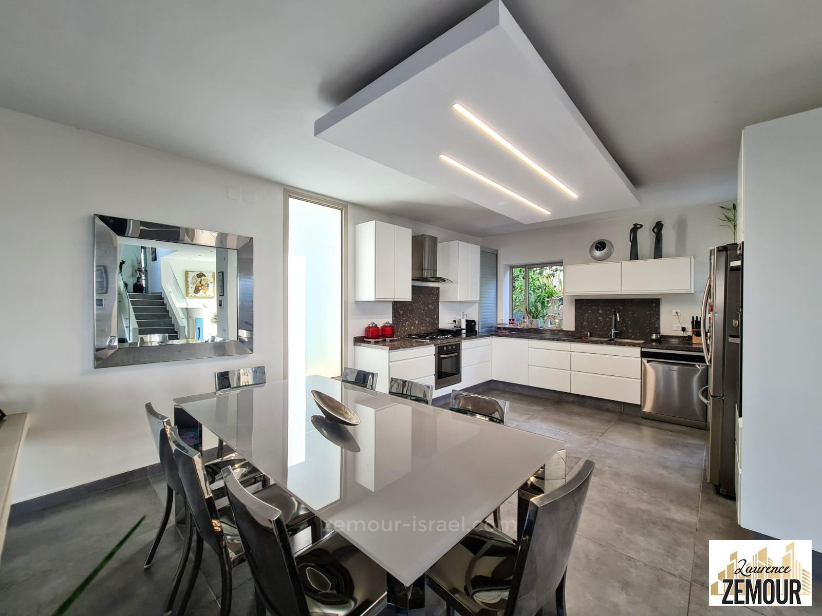 Casa de campo 7.5 cômodos Raanana Kiryat Ganim 60-IBL-1253