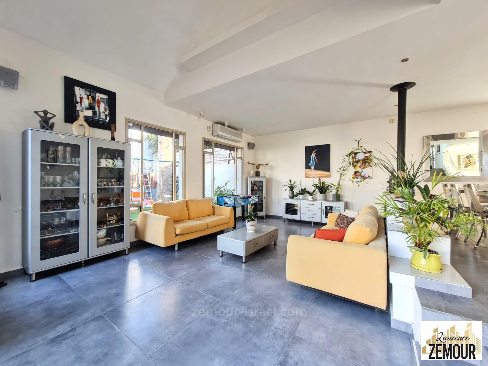 Casa de campo 7.5 cômodos Raanana Kiryat Ganim 60-IBL-1253