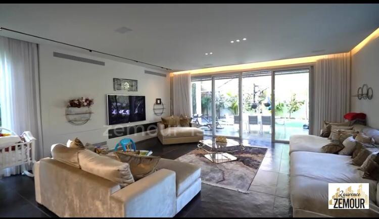 Casarão 9 cômodos Raanana Kiryat Ganim 60-IBL-1256