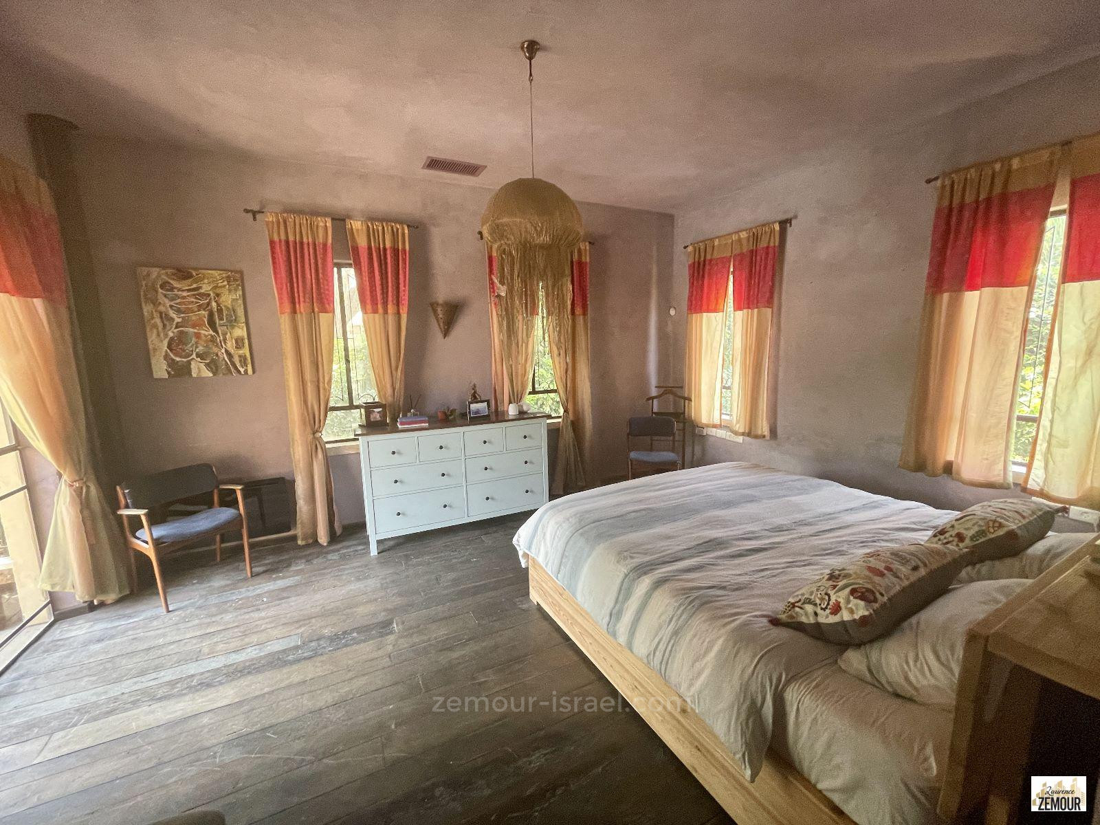 Casarão 9 cômodos Raanana Kiryat Ganim 60-IBL-1280