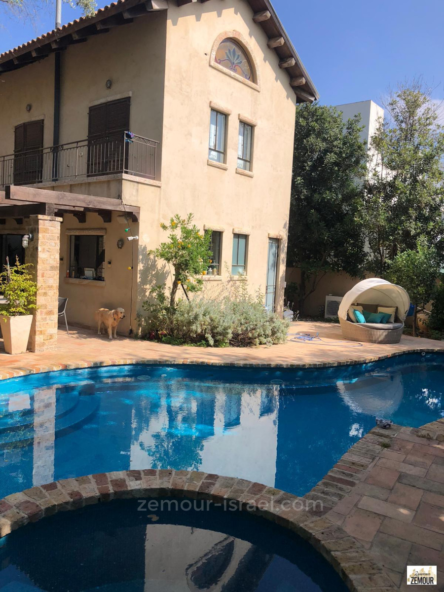 Casarão 9 cômodos Raanana Kiryat Ganim 60-IBL-1280