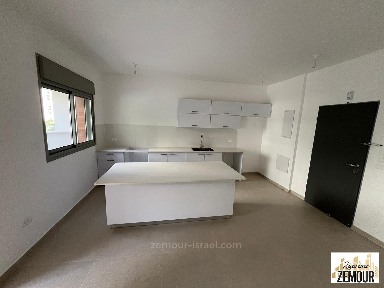 Apartamento 5 cômodos Raanana Próximo de Ariel 60-IBL-1326