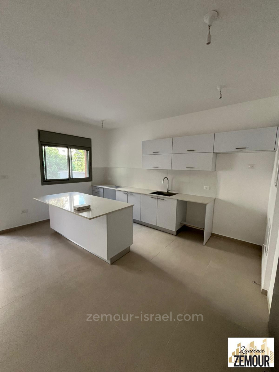 Apartamento 5 cômodos Raanana Próximo de Ariel 60-IBL-1326