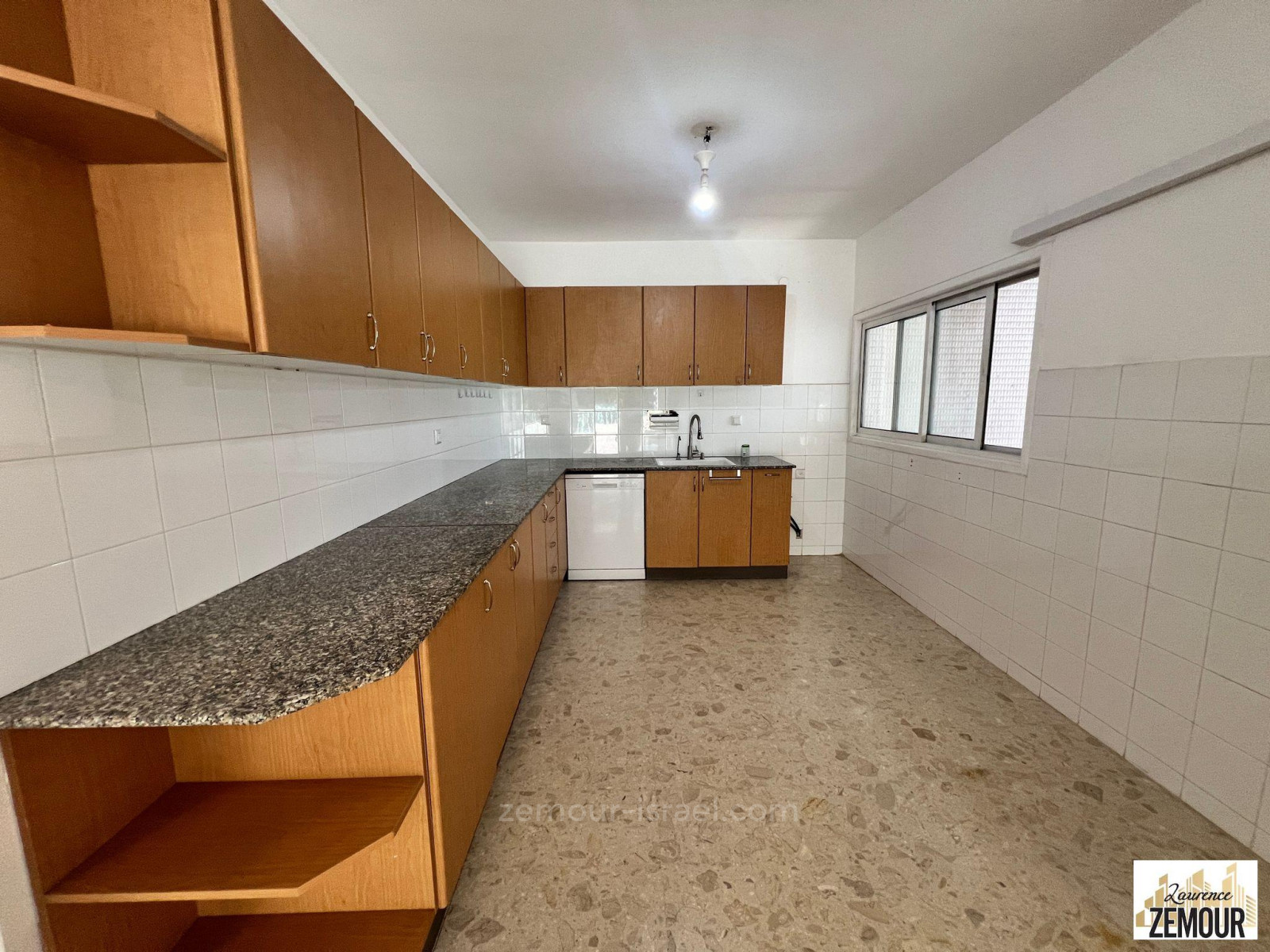 Apartamento 5 cômodos Raanana Est 60-IBL-1330