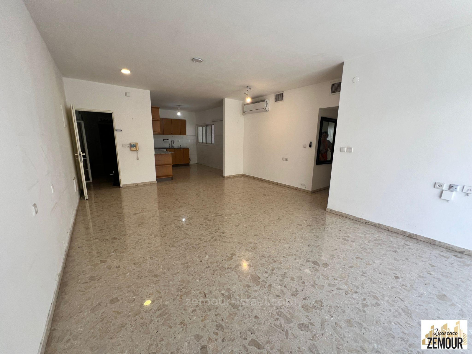 Apartamento 5 cômodos Raanana Est 60-IBL-1330