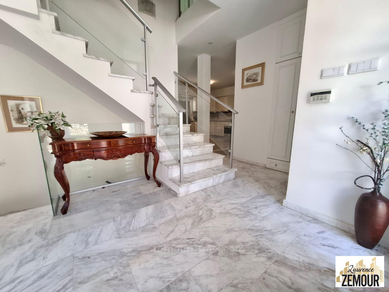 Casarão 7 cômodos Raanana Perto da prefeitura 60-IBL-1336