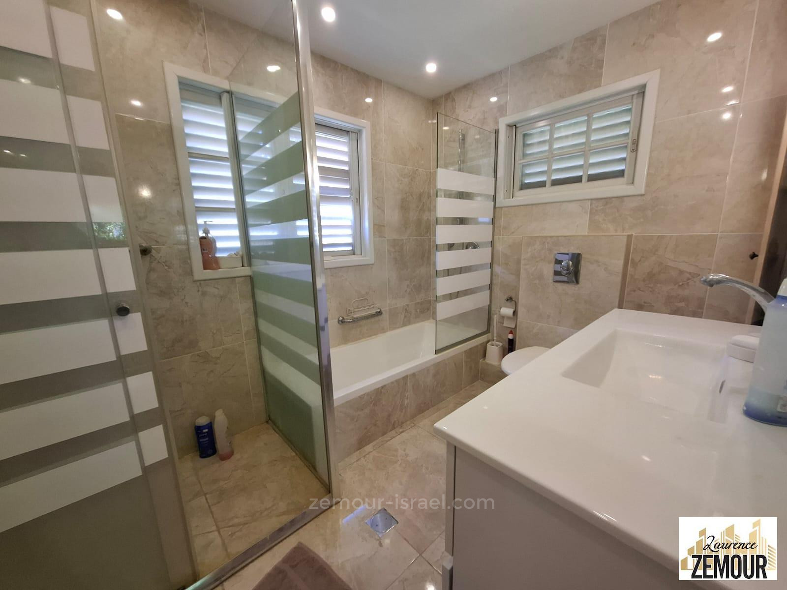 Casarão 7 cômodos Raanana Perto da prefeitura 60-IBL-1336