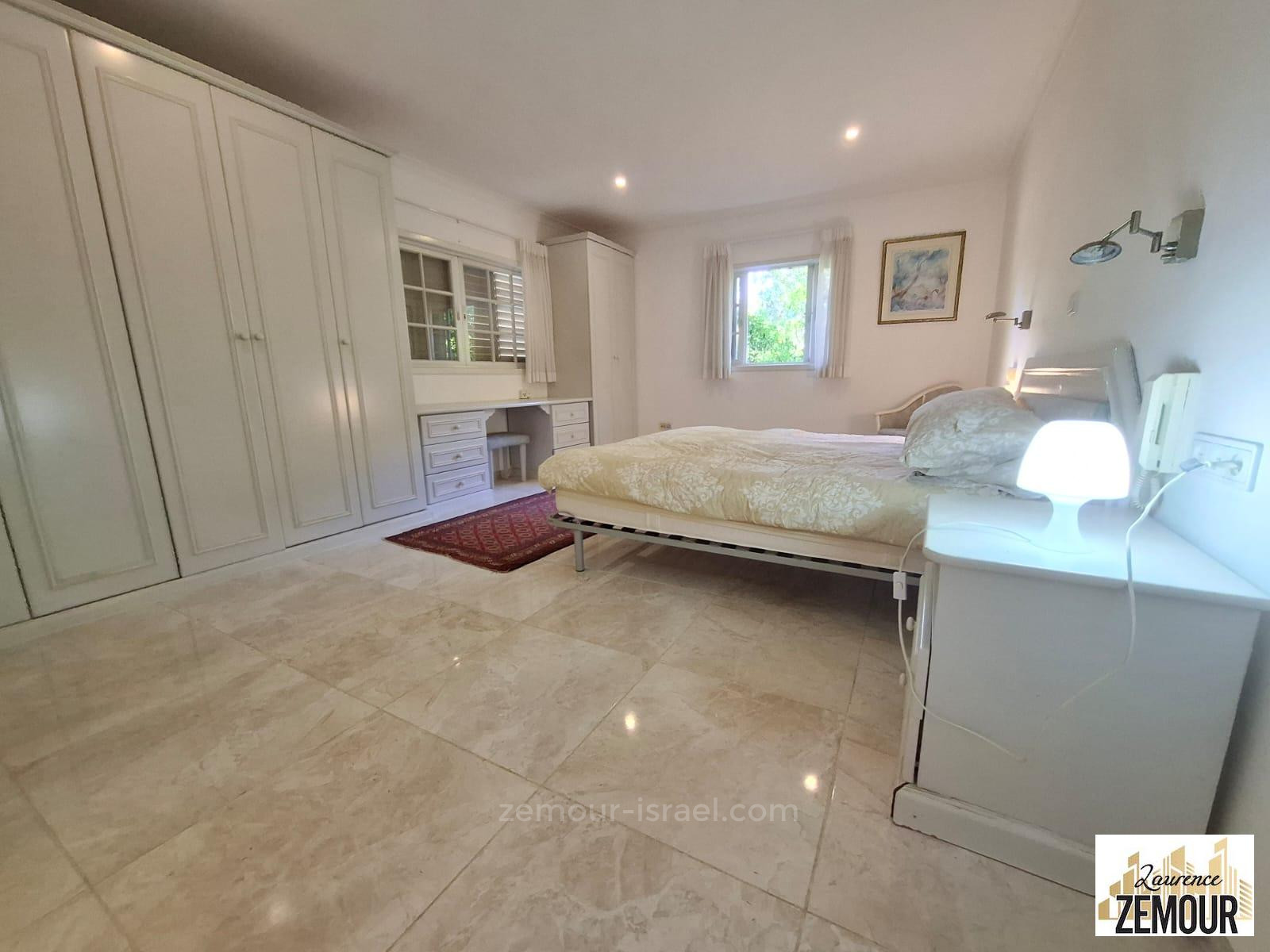 Casarão 7 cômodos Raanana Perto da prefeitura 60-IBL-1336