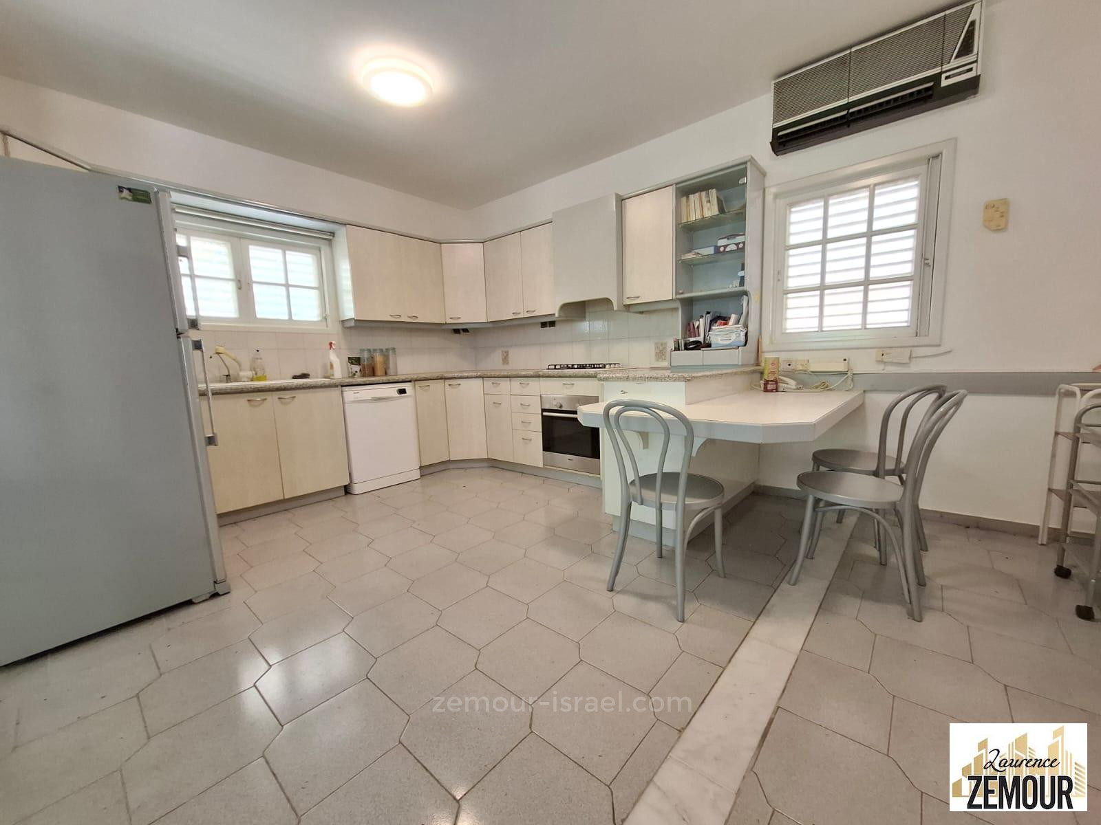 Casarão 7 cômodos Raanana Perto da prefeitura 60-IBL-1336