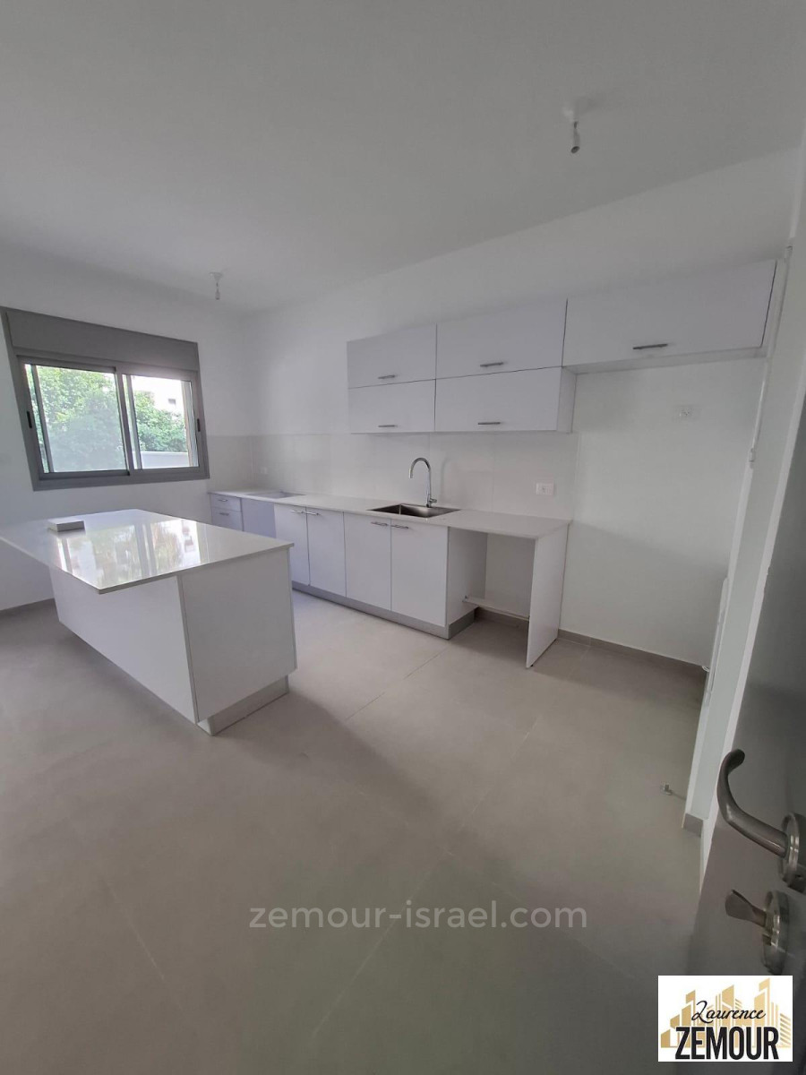 Apartamento 5 cômodos Raanana Est 60-IBL-1337