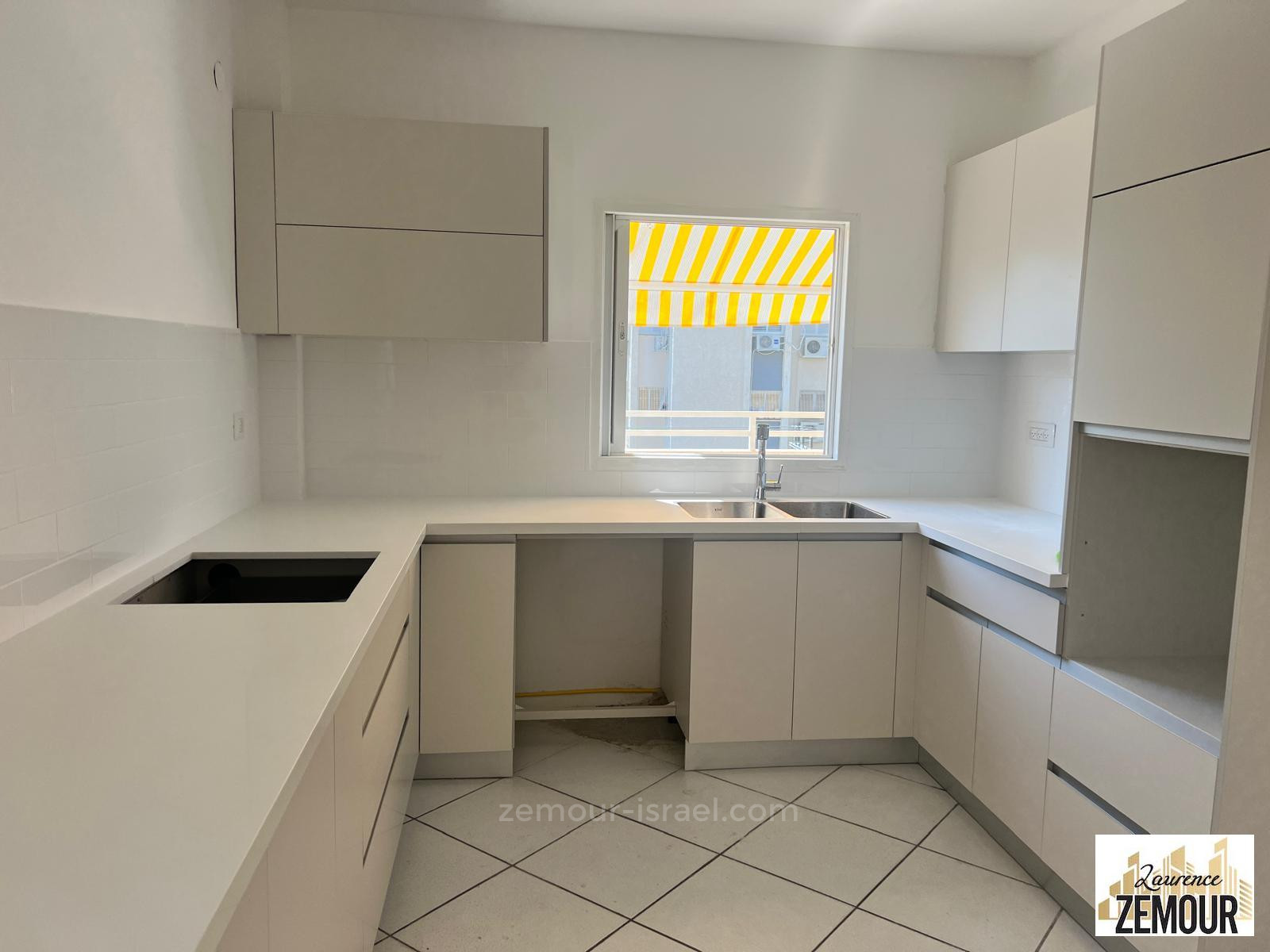 Apartamento 5 cômodos Raanana Est 60-IBL-1341