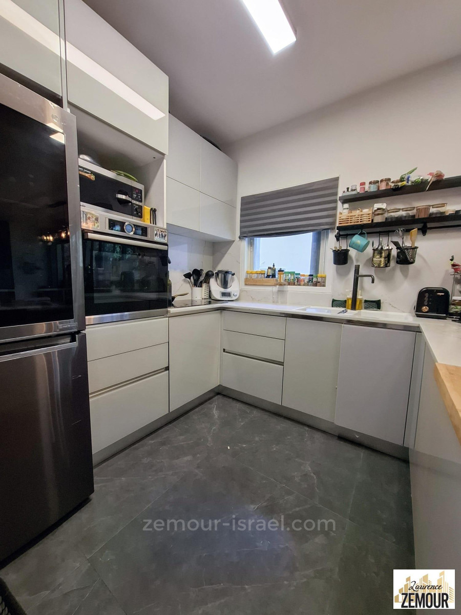 Apartamento 5 cômodos Raanana Est 60-IBL-1354