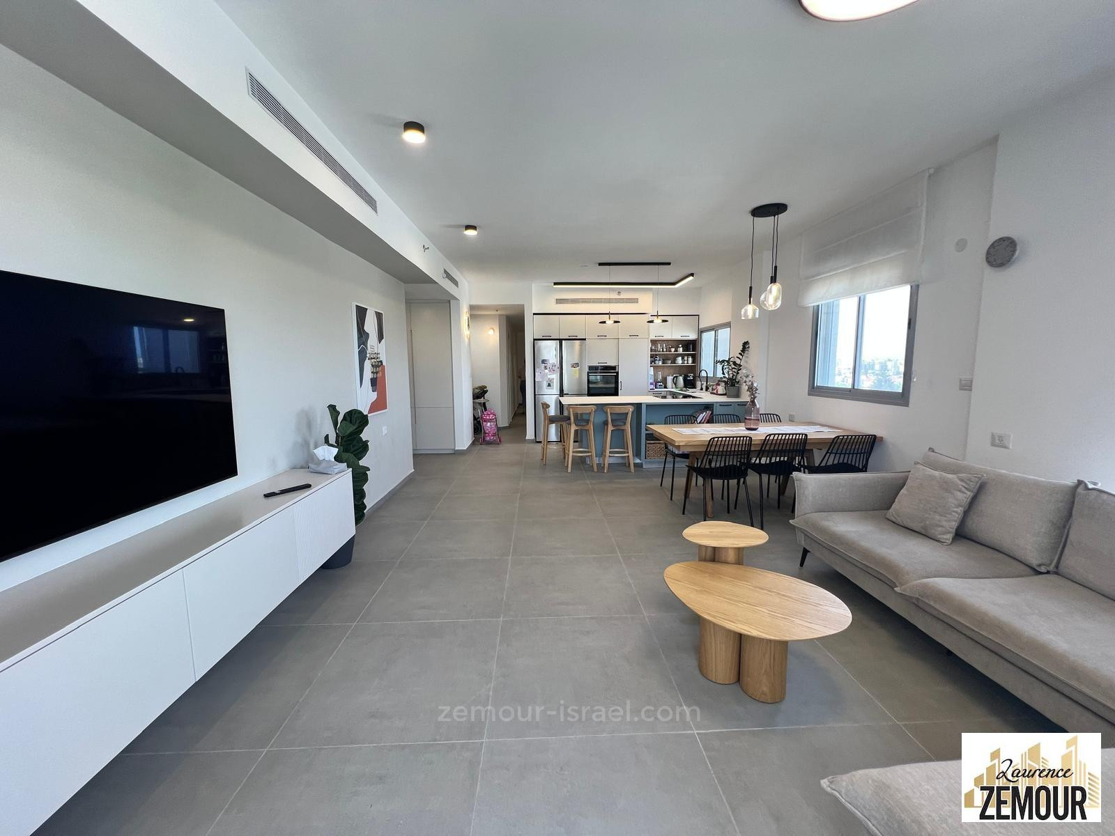 Apartamento 4 cômodos Raanana Est 60-IBL-1357