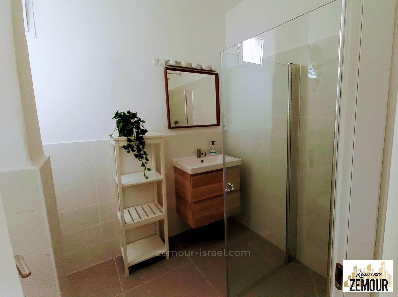 Apartamento 3 cômodos Netanya Centro da cidade 60-IBL-1382