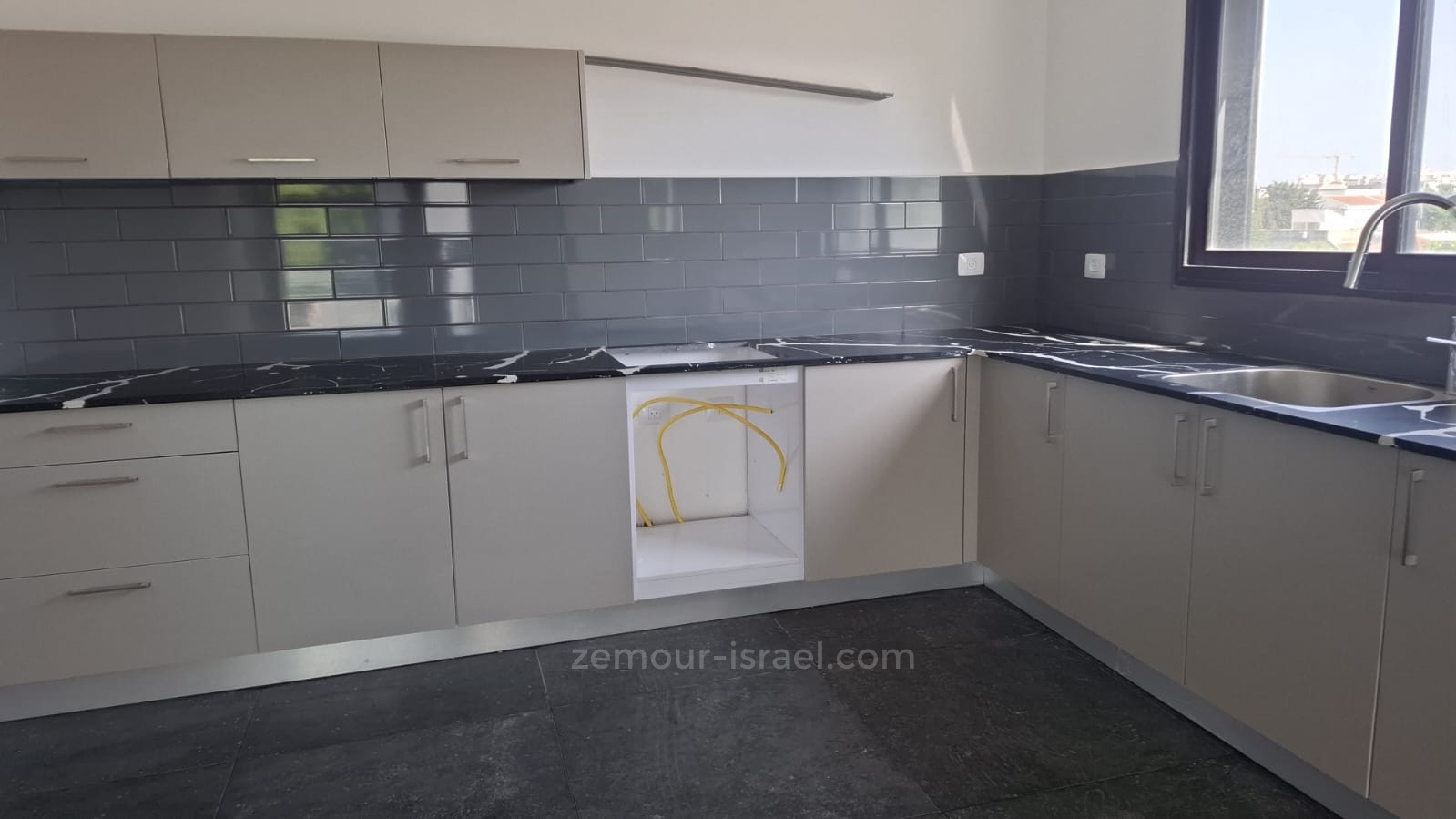 Apartamento 4 cômodos Raanana Perto de Ha-Nessiim 60-IBL-1441