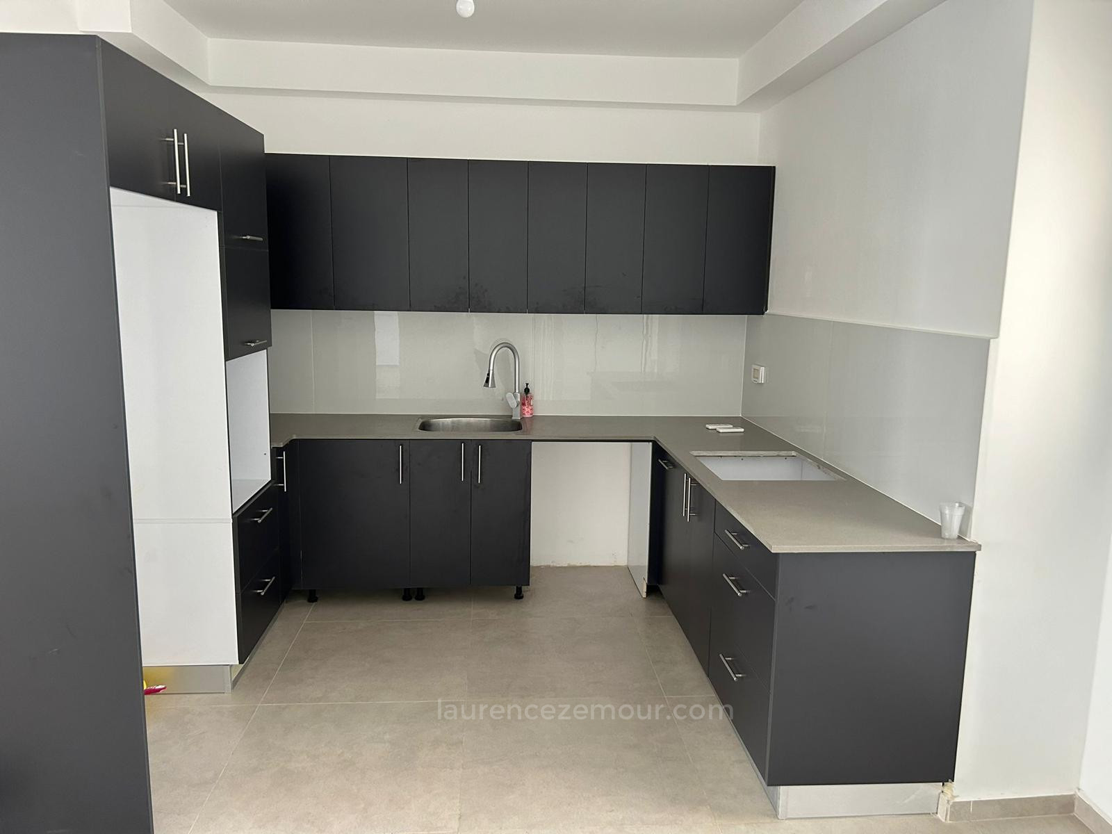 Apartamento 4 cômodos Raanana Est 60-IBL-1466