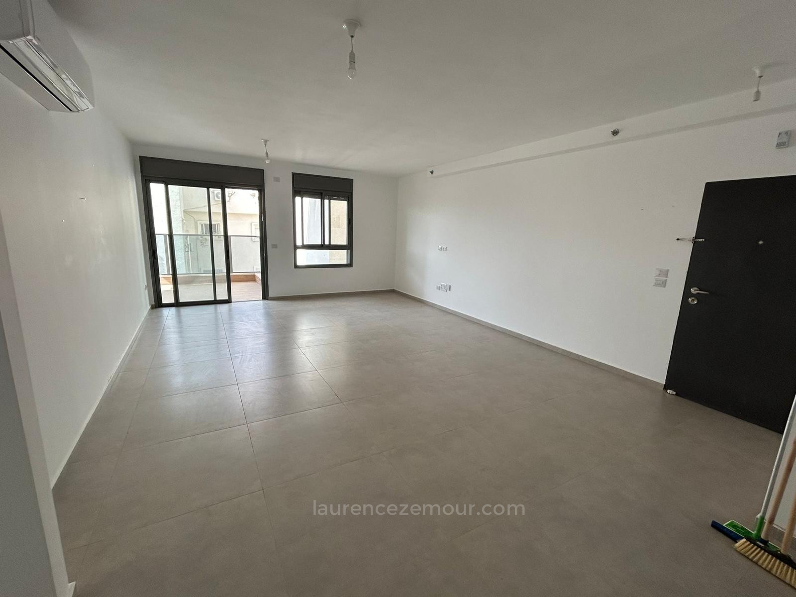 Apartamento 4 cômodos Raanana Est 60-IBL-1466