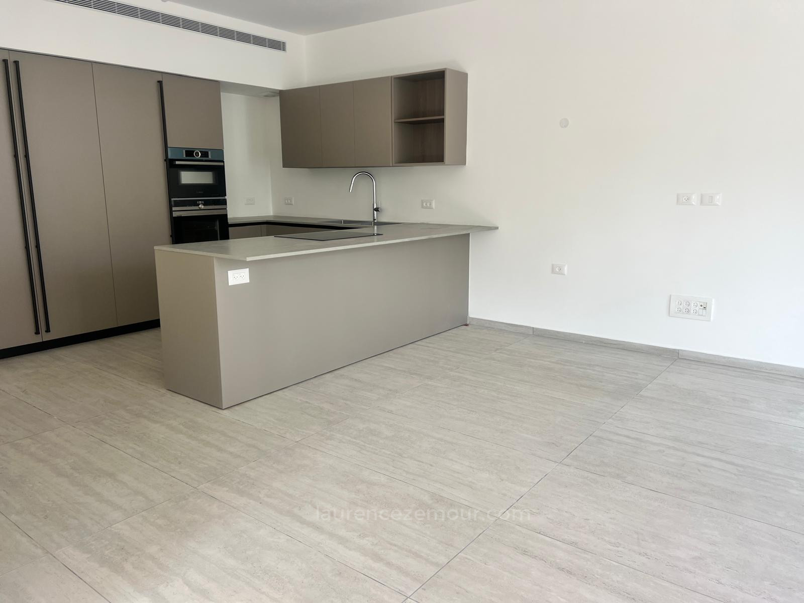 Apartamento 5 cômodos Tel Aviv Kikar Hamedina 60-IBL-1478