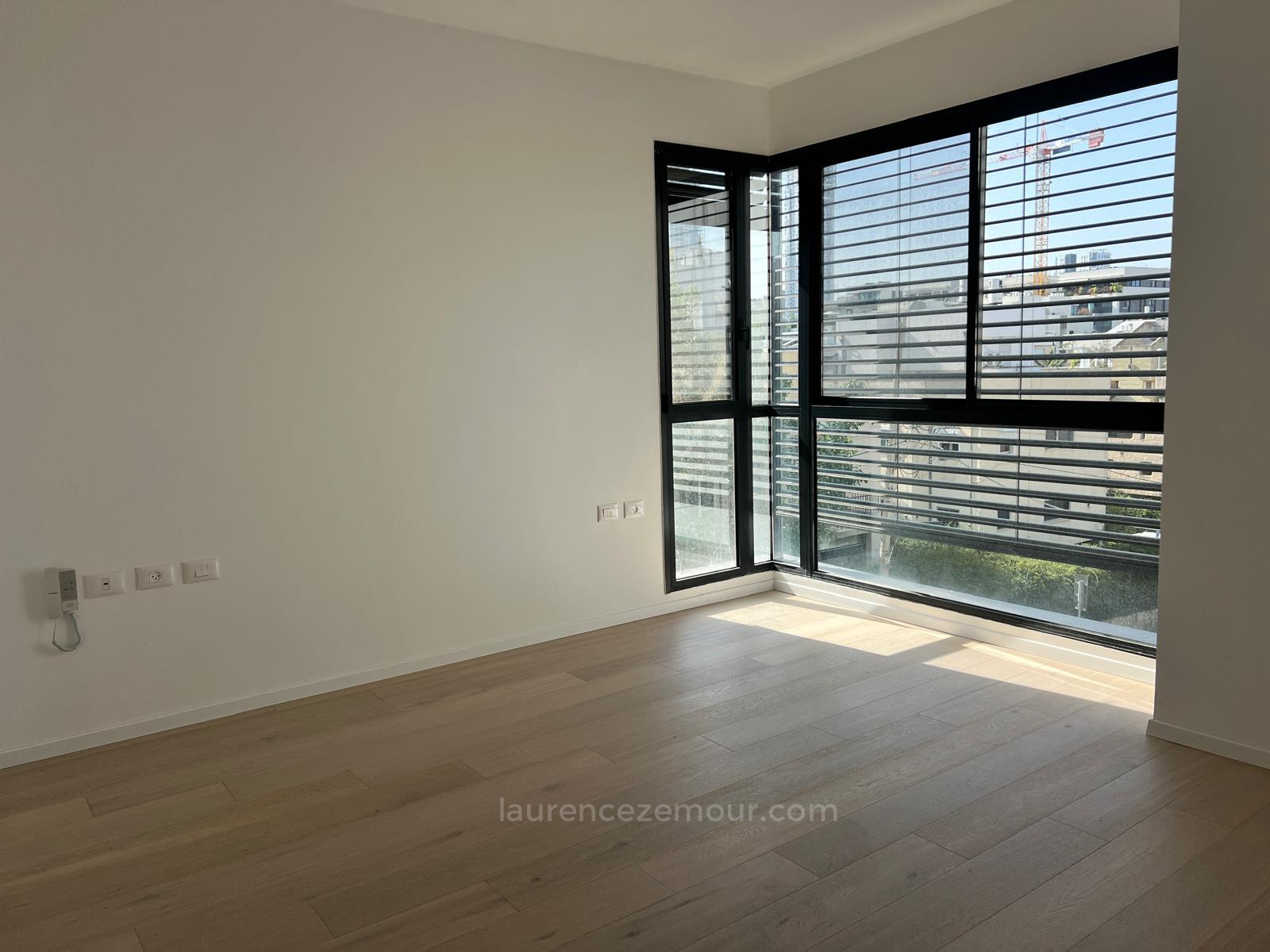 Apartamento 5 cômodos Tel Aviv Kikar Hamedina 60-IBL-1478