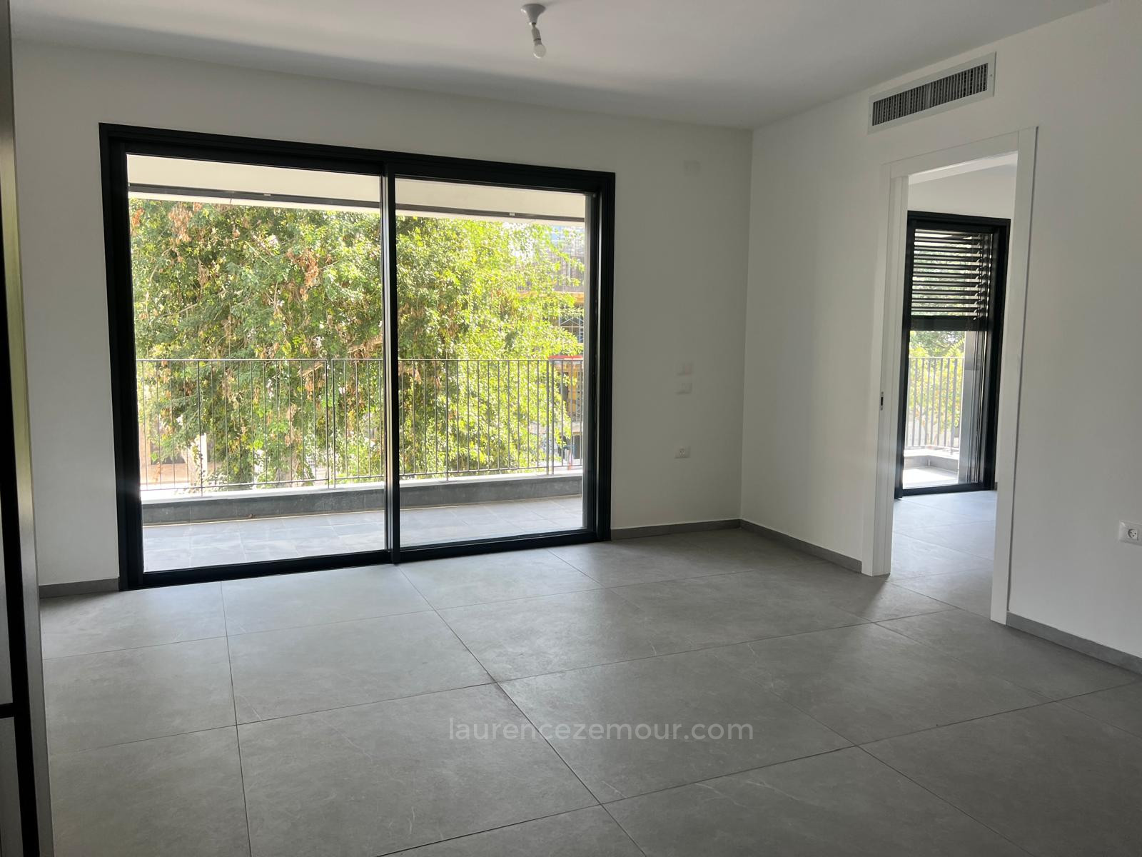 Apartamento 5 cômodos Tel Aviv Kikar Hamedina 60-IBL-1478