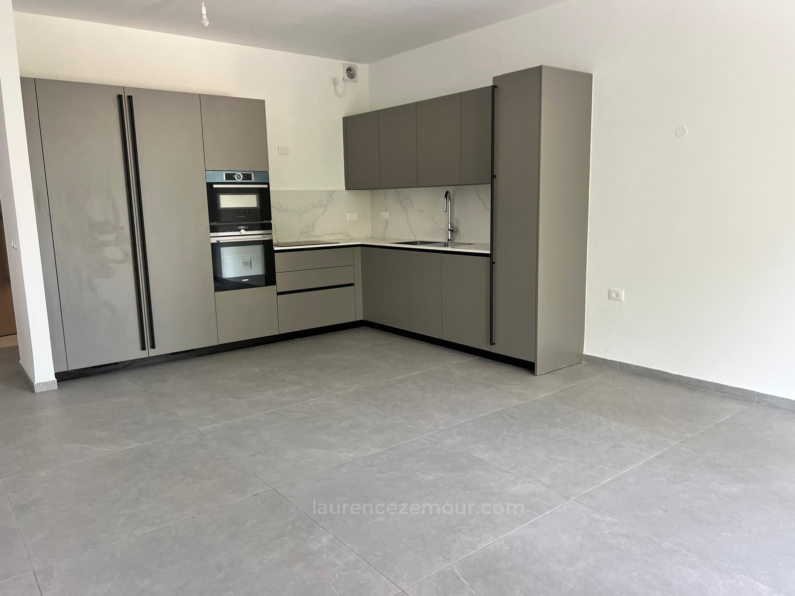 Apartamento 5 cômodos Tel Aviv Kikar Hamedina 60-IBL-1478