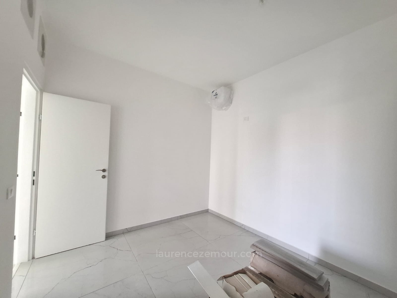 Apartamento 3 cômodos Raanana Est 60-IBL-1482