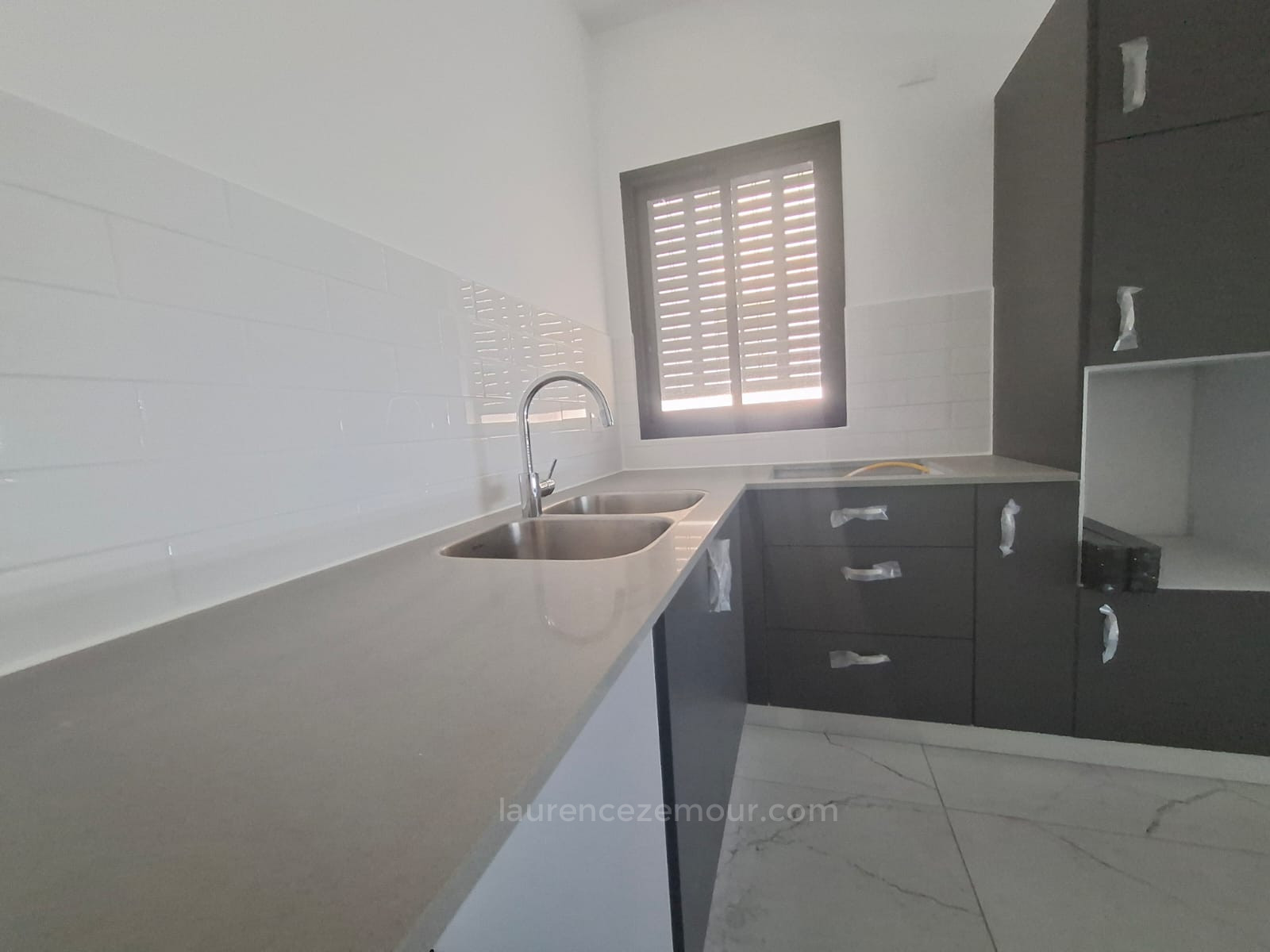 Apartamento 3 cômodos Raanana Est 60-IBL-1482