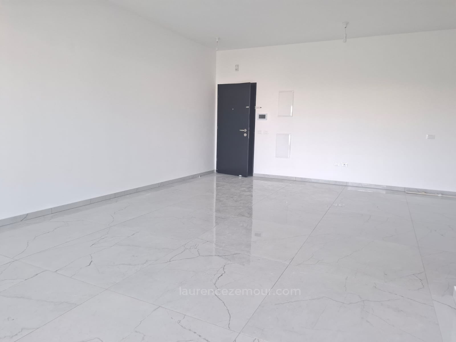 Apartamento 4 cômodos Raanana Est 60-IBL-1483