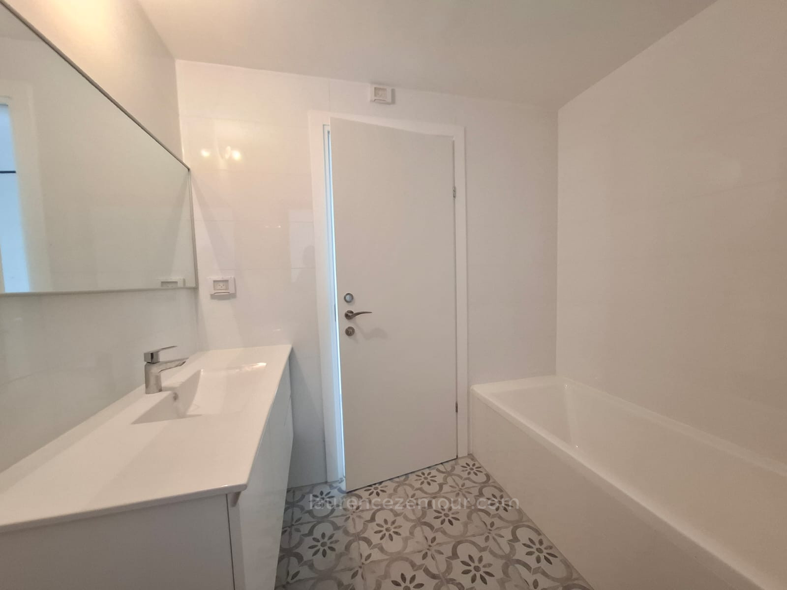 Apartamento 4 cômodos Raanana Est 60-IBL-1483