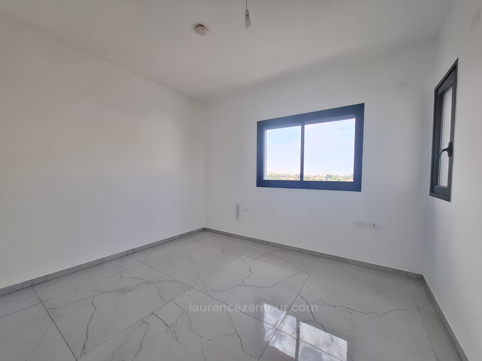 Apartamento 4 cômodos Raanana Est 60-IBL-1483