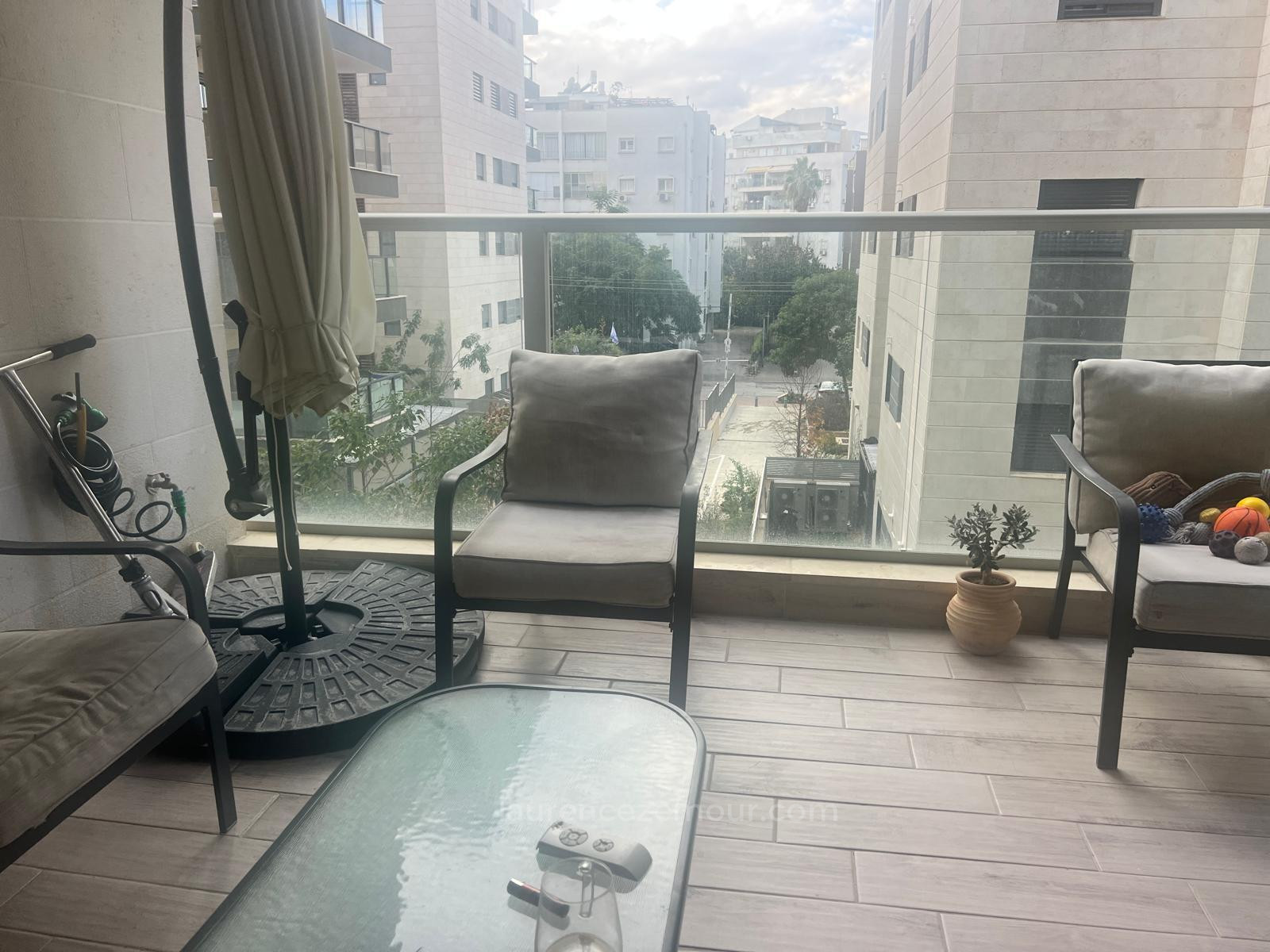 Apartamento 4 cômodos Raanana Perto do centro 60-IBL-1500