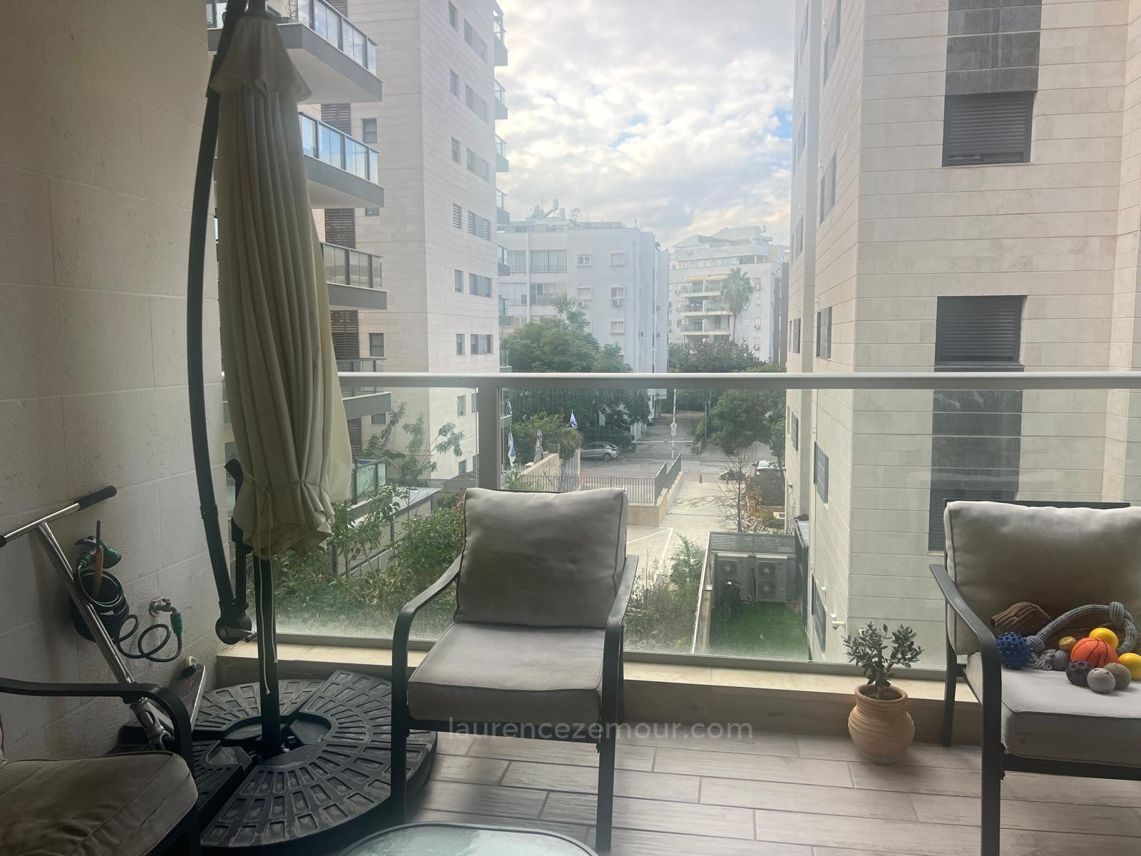 Apartamento 4 cômodos Raanana Perto do centro 60-IBL-1500