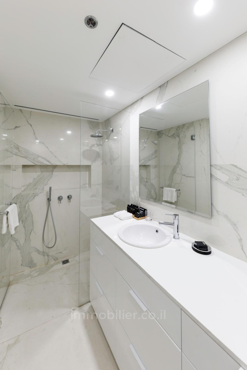 Cobertura 4 cômodos Tel Aviv Primeira linha de mar 633-IBL-42