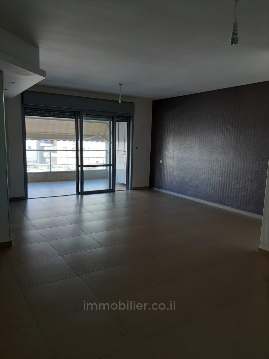 Apartamento 4 cômodos Ascalão Barnea 642-IBL-34