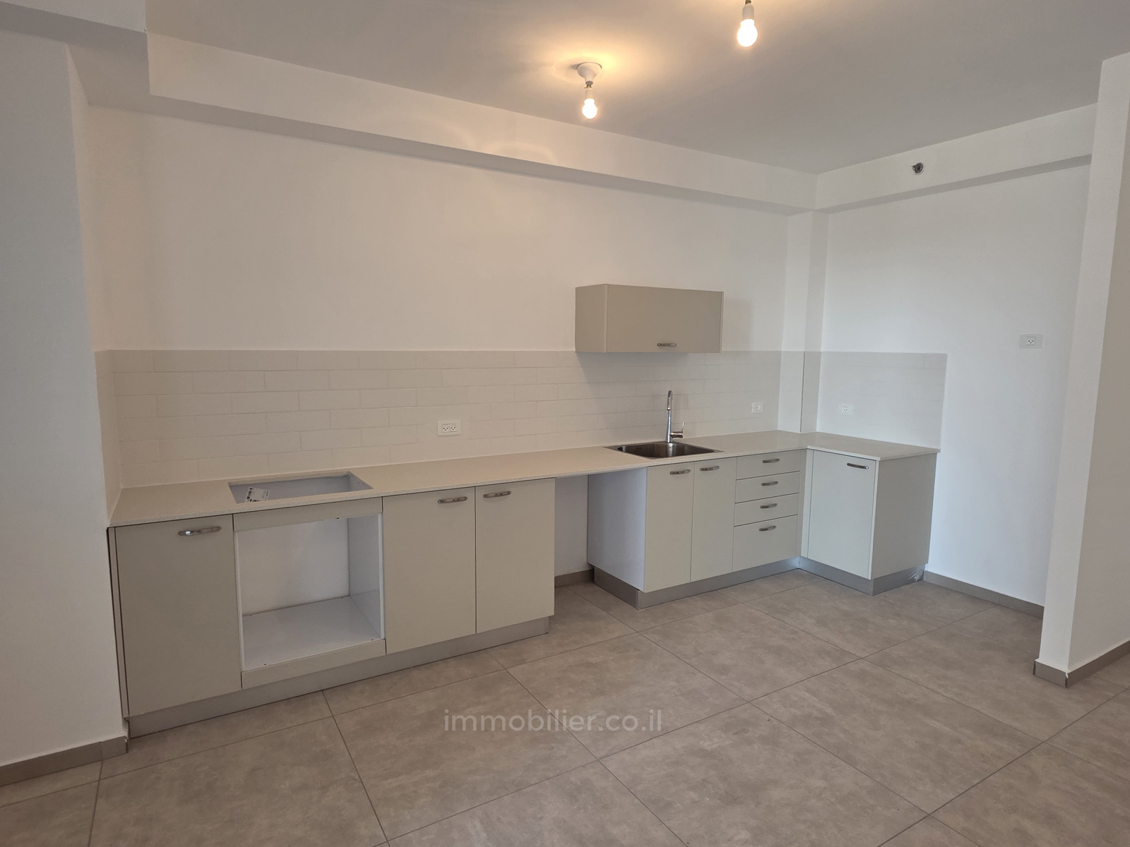 Apartamento 3 cômodos Tel Aviv Ramat Hahayal 642-IBL-50