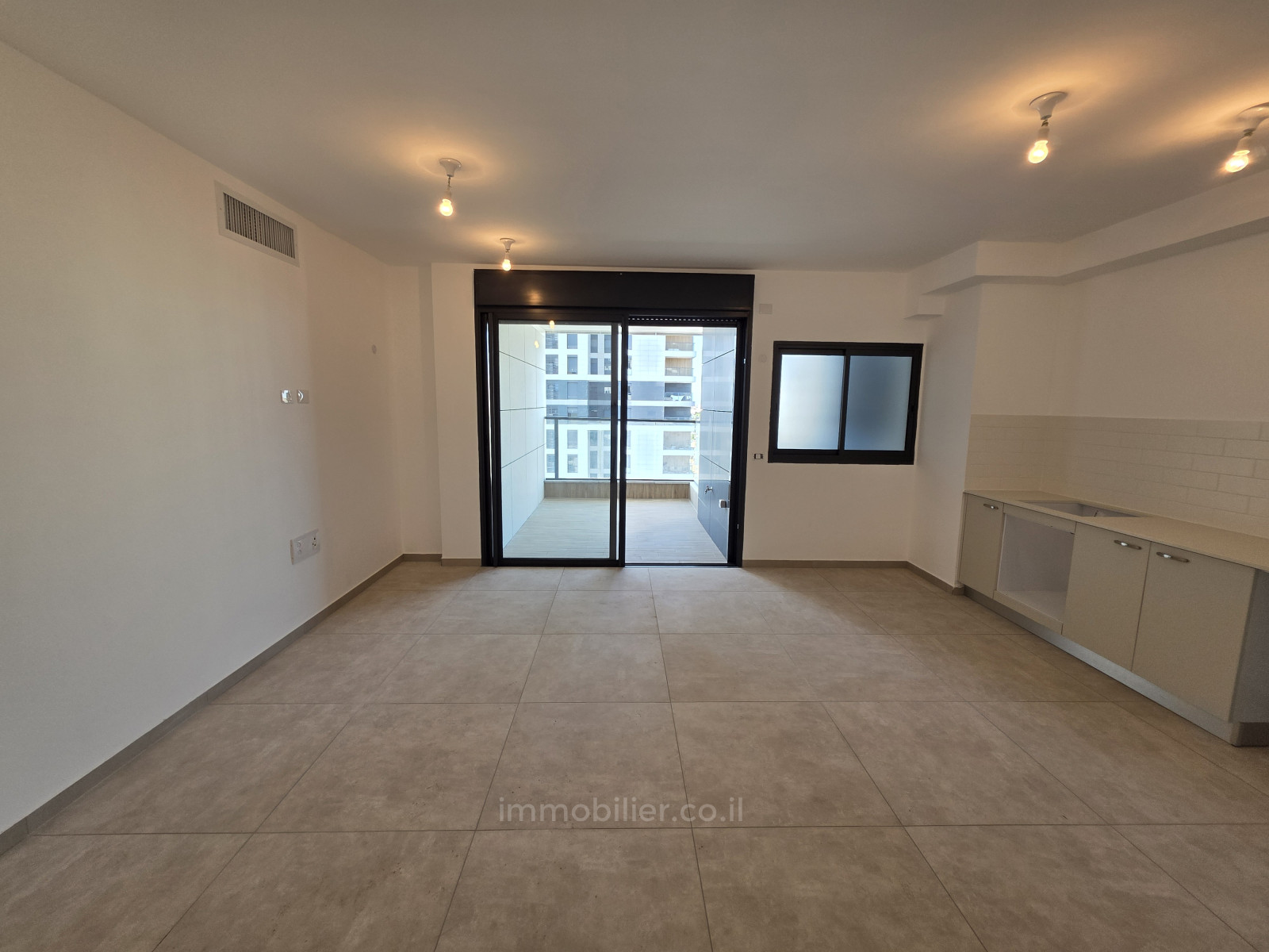 Apartamento 3 cômodos Tel Aviv Ramat Hahayal 642-IBL-50