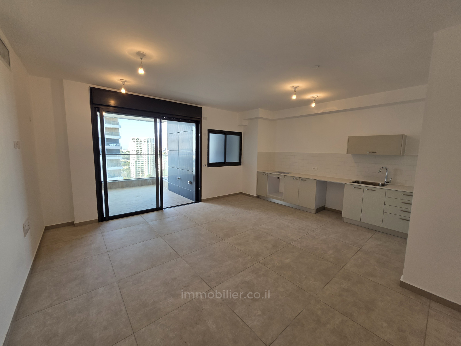 Apartamento 3 cômodos Tel Aviv Ramat Hahayal 642-IBL-50