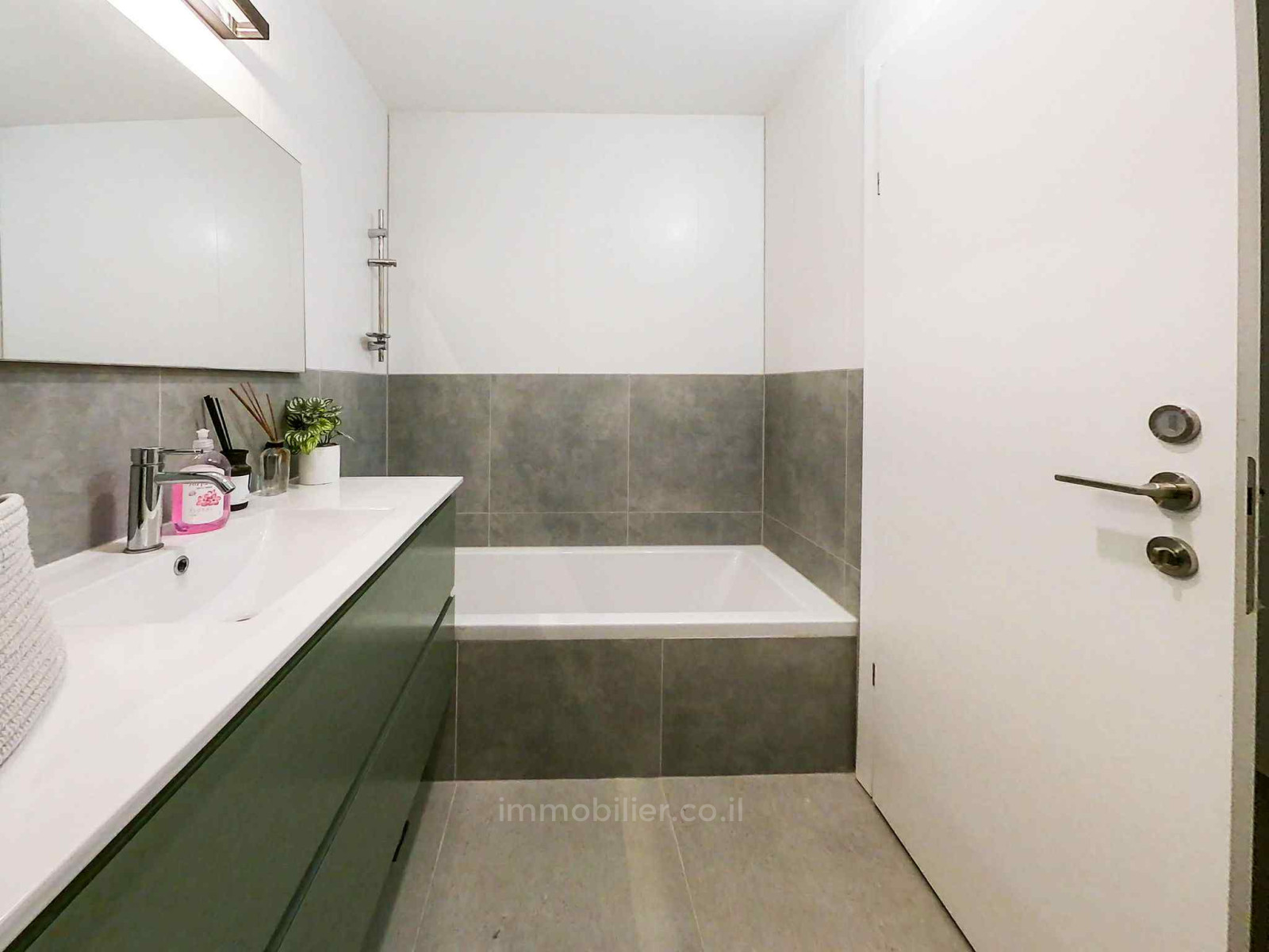 Apartamento 5 cômodos Tel Aviv Kikar Hamedina 804-IBL-48