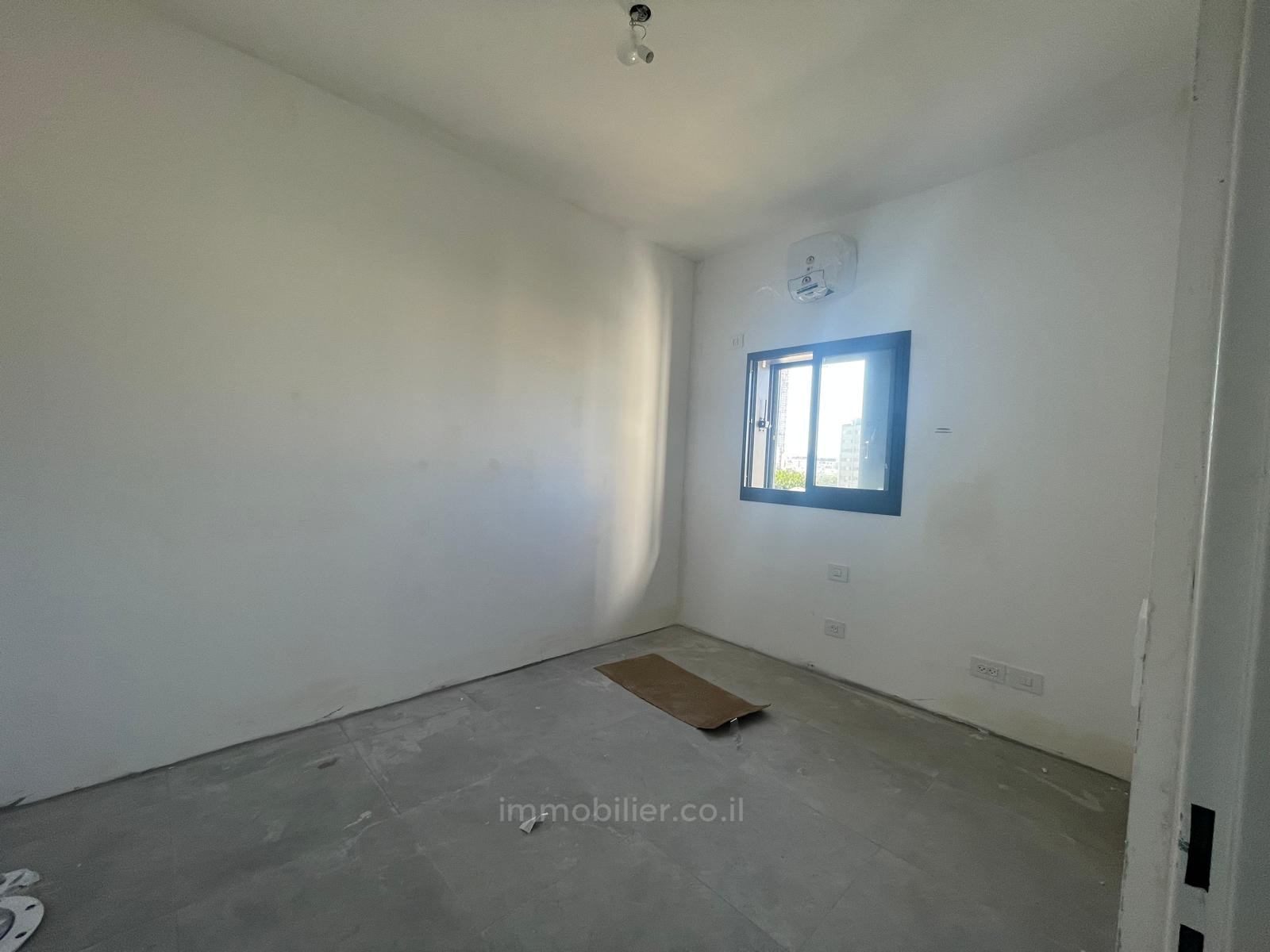 Apartamento 3 cômodos Tel Aviv Kikar Hamedina 828-IBL-137