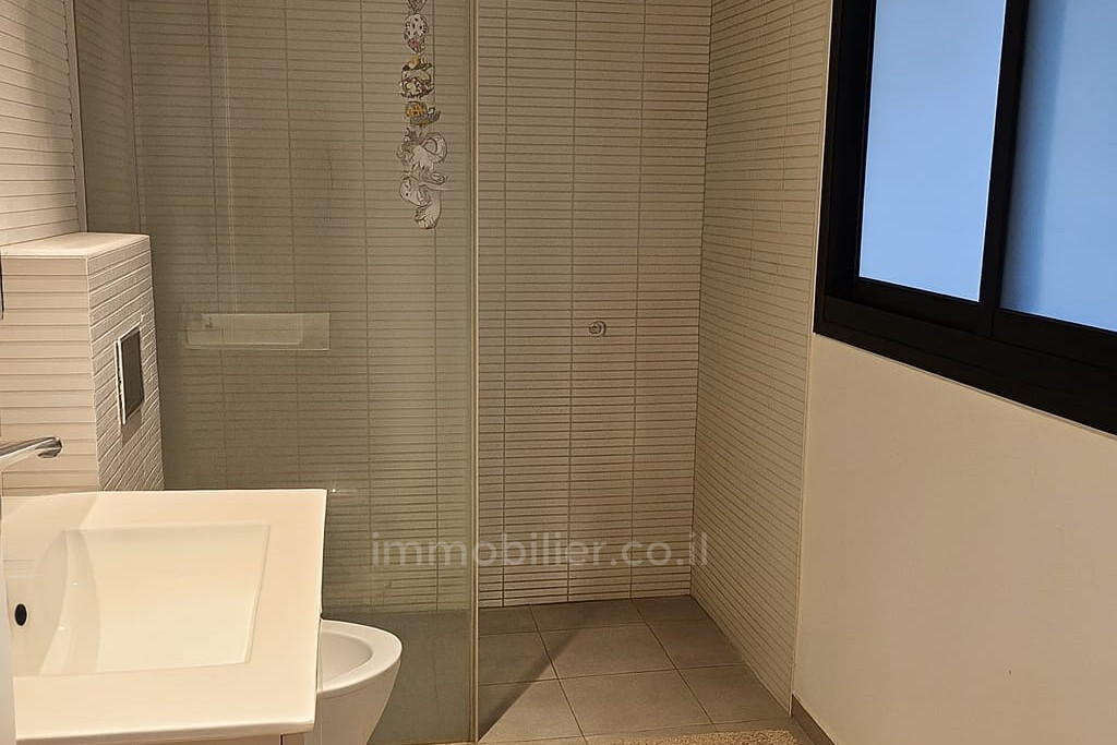 Apartamento 3 cômodos Tel Aviv Região marítima ao Norte 828-IBL-165