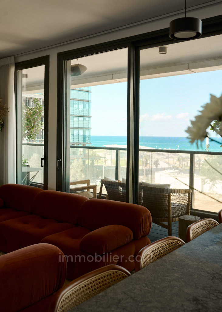 Apartamento 3 cômodos Tel Aviv Primeira linha de mar 850-IBL-14
